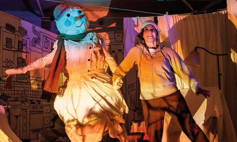 Snögubben och barnet dansar