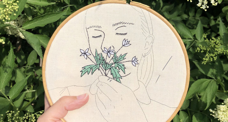 Broderi flicka med blommor