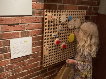 Barn upptäcker interaktivt bräde i barnspåret i källlaren