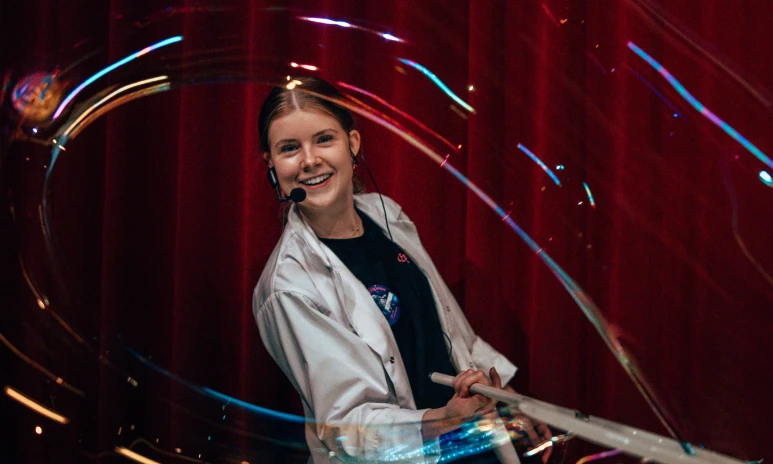 Tjej gör superstora såpbubblor