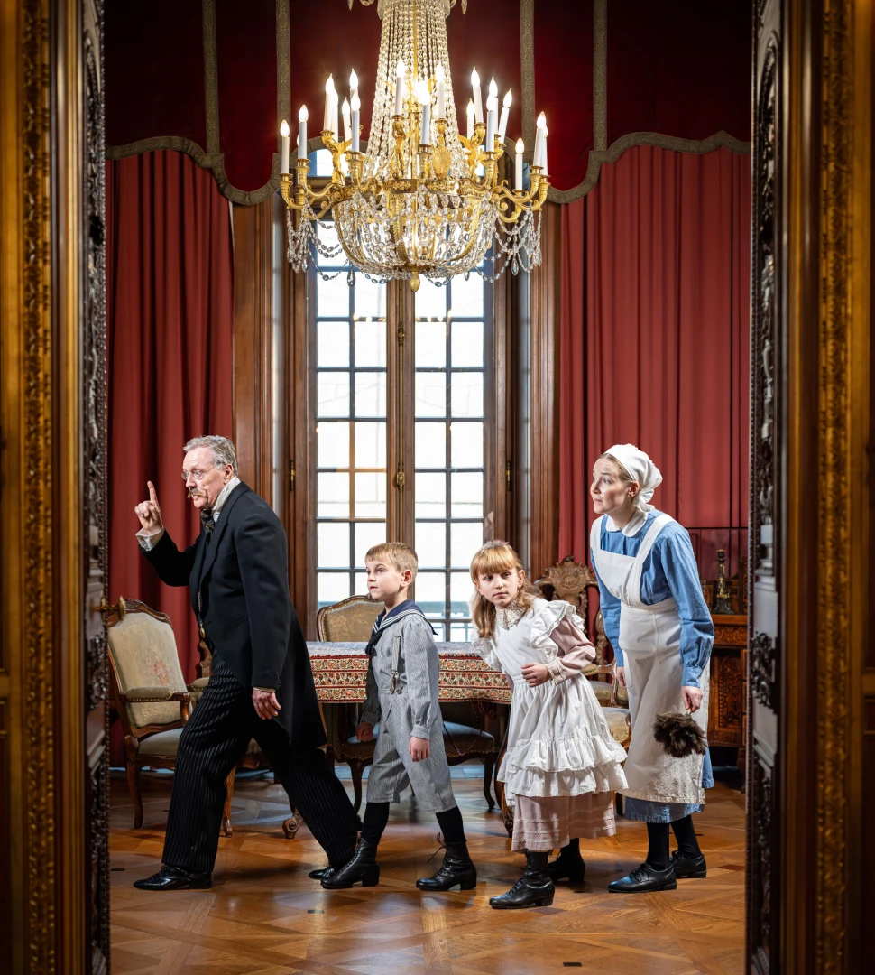 Greven, barn och Husan Anna i vardagssalongen