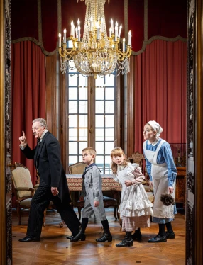 Greven, barn och Husan Anna i vardagssalongen