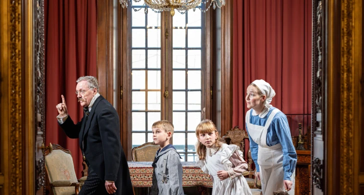 Greven, barn och Husan Anna i vardagssalongen