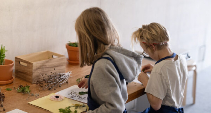 Två barn som skapar