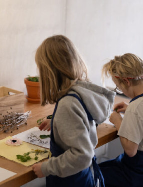 Två barn som skapar
