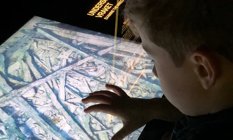 Barn undersöker vraket