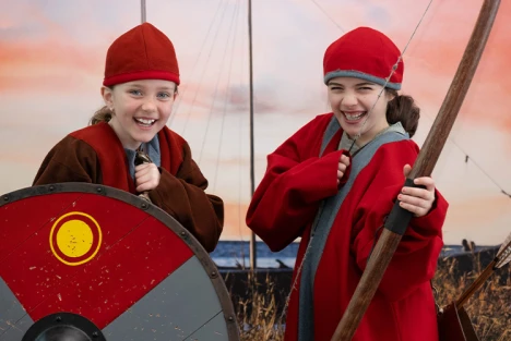 Barn utklädda till vikingar i utställningen Vikings Before Vikings.