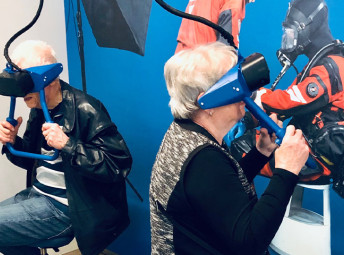 Vuxna testar VR på Vrak