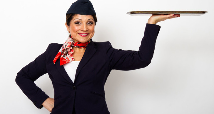 Kvinna som håller i en bricka. Fotografi.