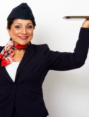 Kvinna som håller i en bricka. Fotografi.