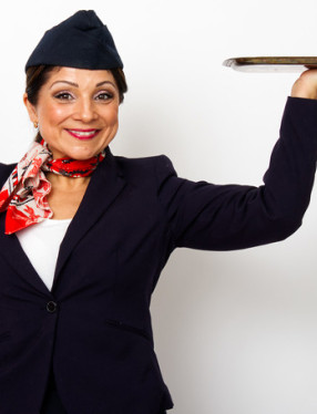 Kvinna som håller i en bricka. Fotografi.