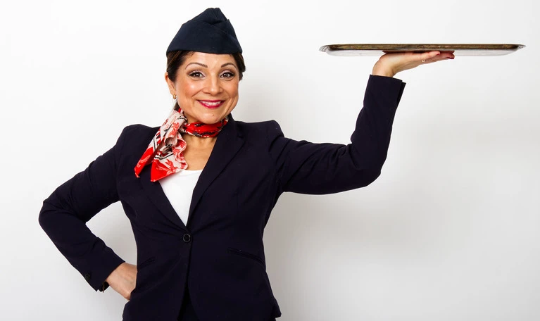 Kvinna som håller i en bricka. Fotografi.