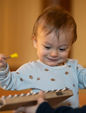 Bebisar på konsert. Fotografi.