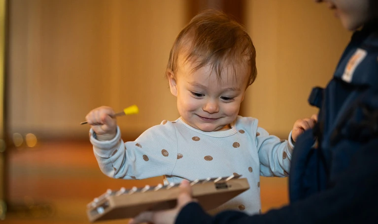 Bebisar på konsert. Fotografi.