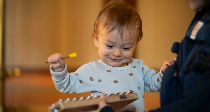 Bebisar på konsert. Fotografi.