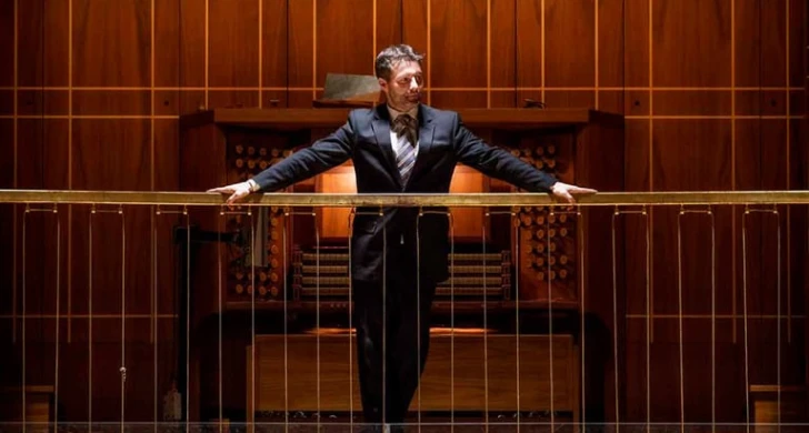 Man vid orgel. Fotografi.