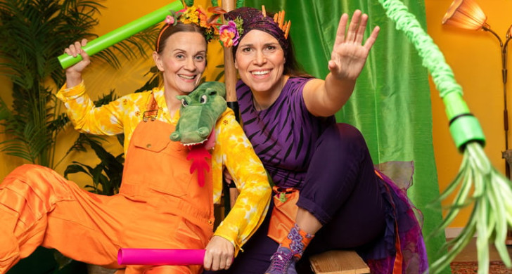 Två färgglada kvinnor med mjukdjur. Fotografi.