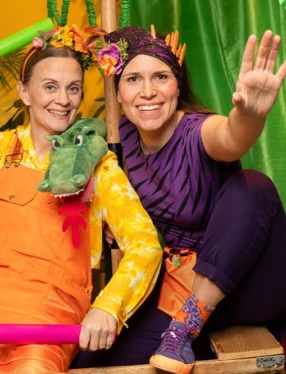 Två färgglada kvinnor med mjukdjur. Fotografi.