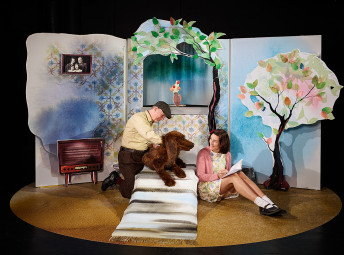 Föreställningsbild från "Historien om Bodri" föreställande skådespelare Violetta Barsotti som Hédi, hunden Bodri som docka samt dockspelare Anders Jansson