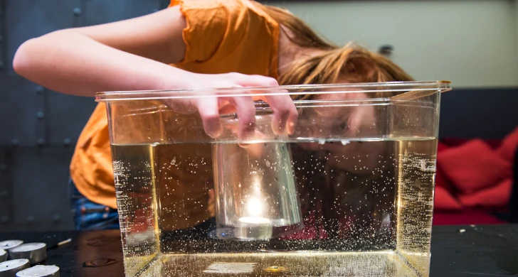 Flicka gör undervattenstest i balja.