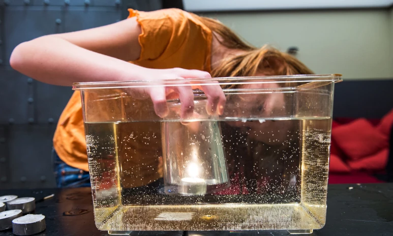 Flicka gör undervattenstest i balja.