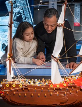 Lego-modell av skeppet Vasa med besökare.