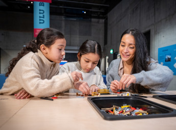 Besökare bygger med Lego i utställningen Brickwrecks, Vasamuseet.