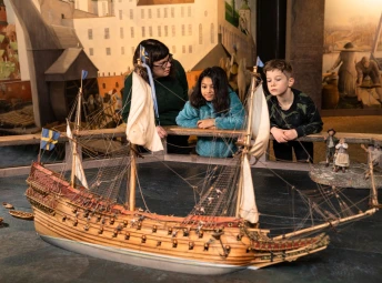 Familj som besöker Vasamuseet.