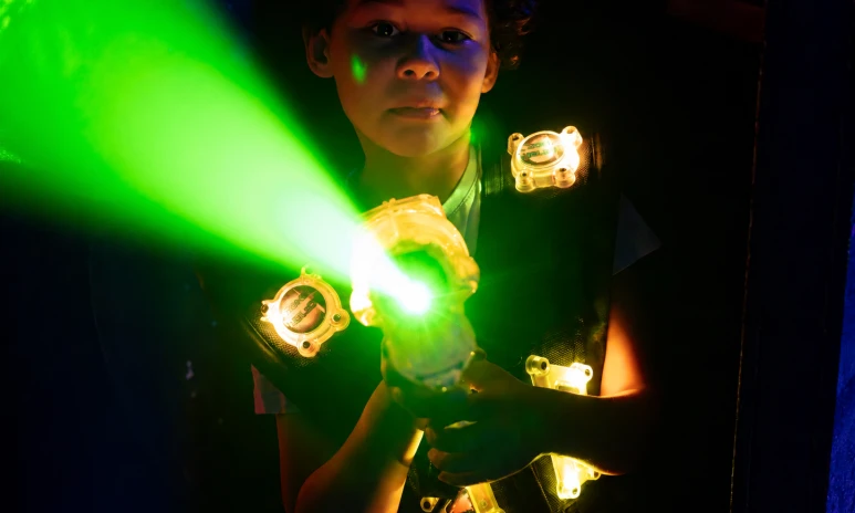 barn spela lasertag