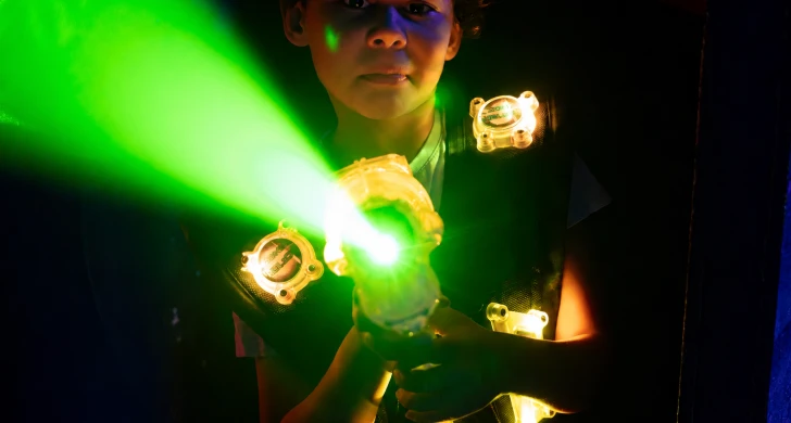 barn spela lasertag