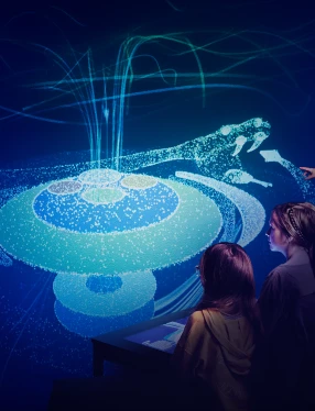 Barn på visning framför visualisering.