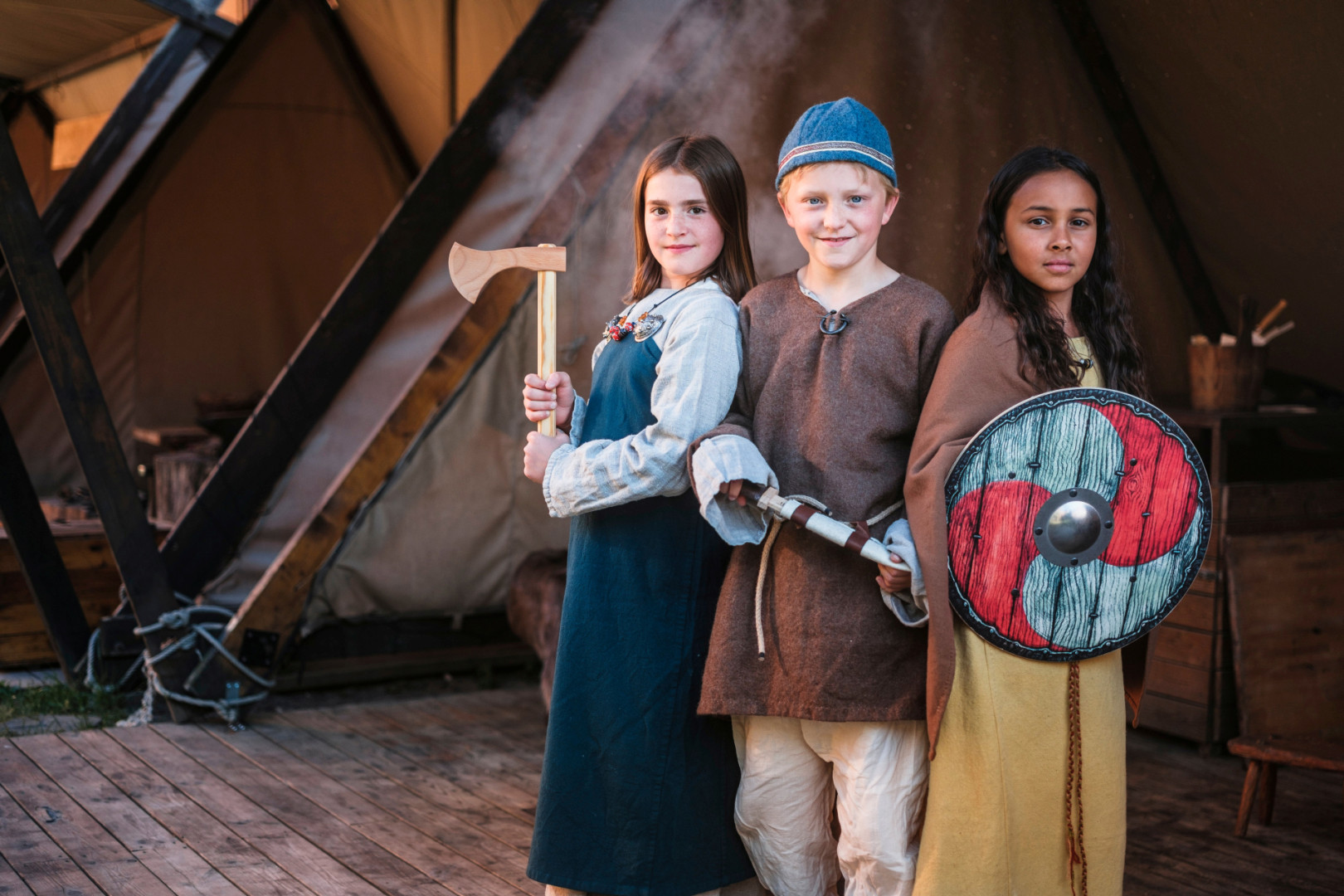Tre barn utklädda till vikingar