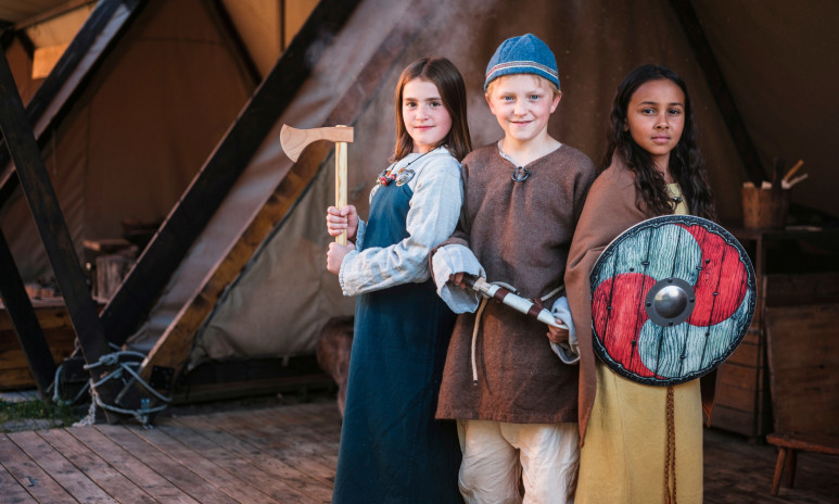 Tre barn utklädda till vikingar