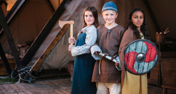 Tre barn utklädda till vikingar