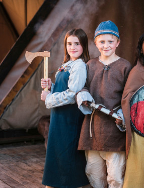 Tre barn utklädda till vikingar