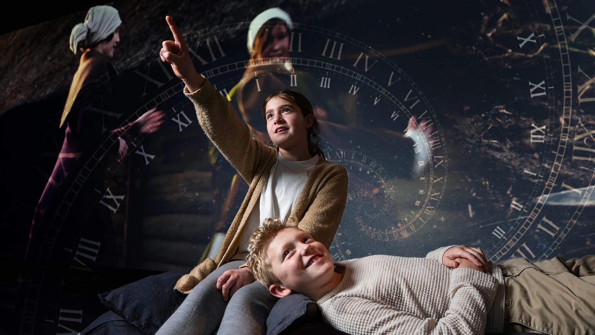 Två barn framför historisk bild. Ett barn pekar.