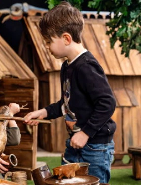 Barn leker i en vikingaby