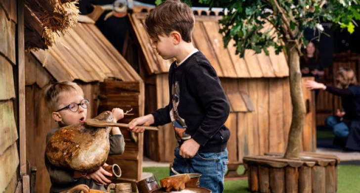 Barn leker i en vikingaby