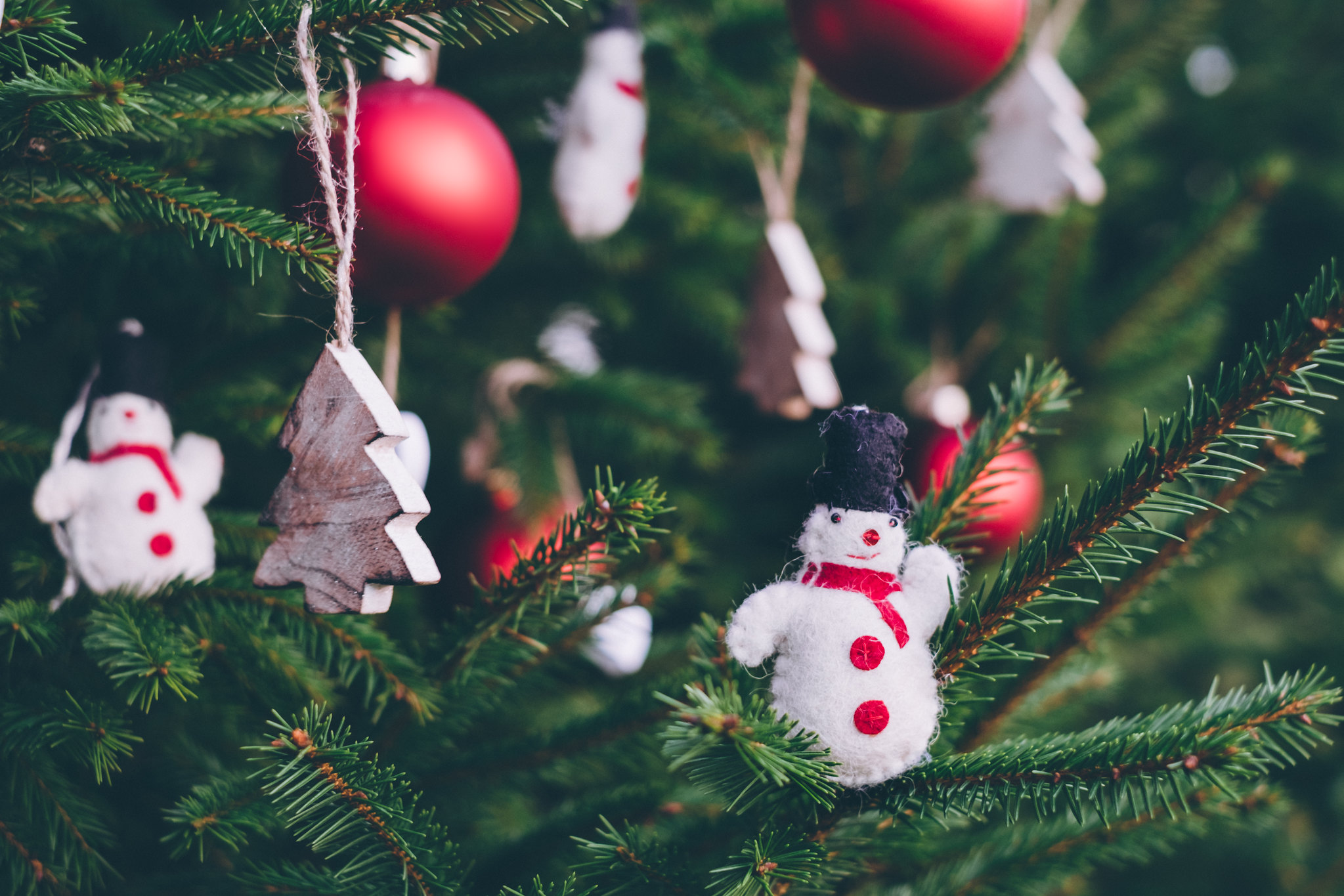 https://www.barnistan.se/wp-content/uploads/2021/12/Christmas_tree_decorations_6.jpg