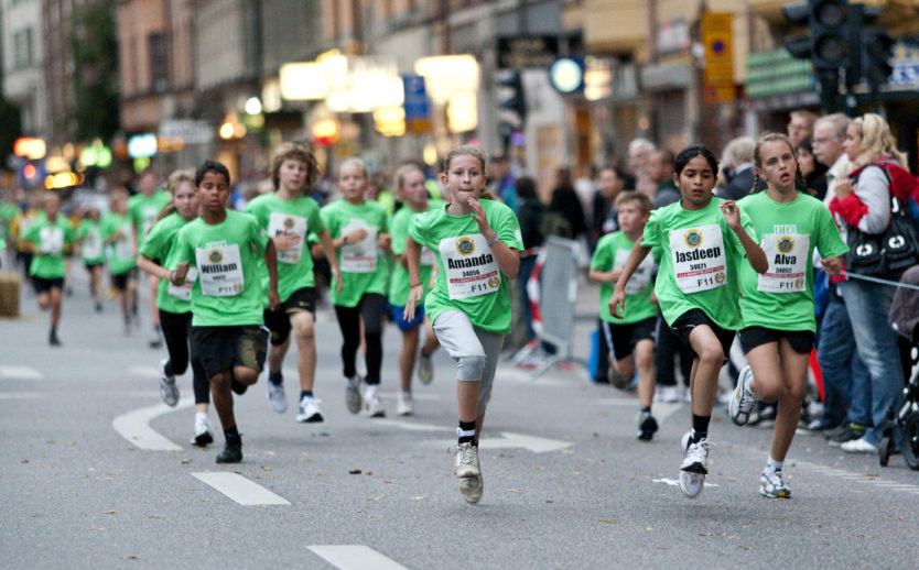https://www.barnistan.se/wp-content/uploads/2022/07/Lilla-Midnattsloppet_Detagare_Springer_Loppet-834x518-1.jpg