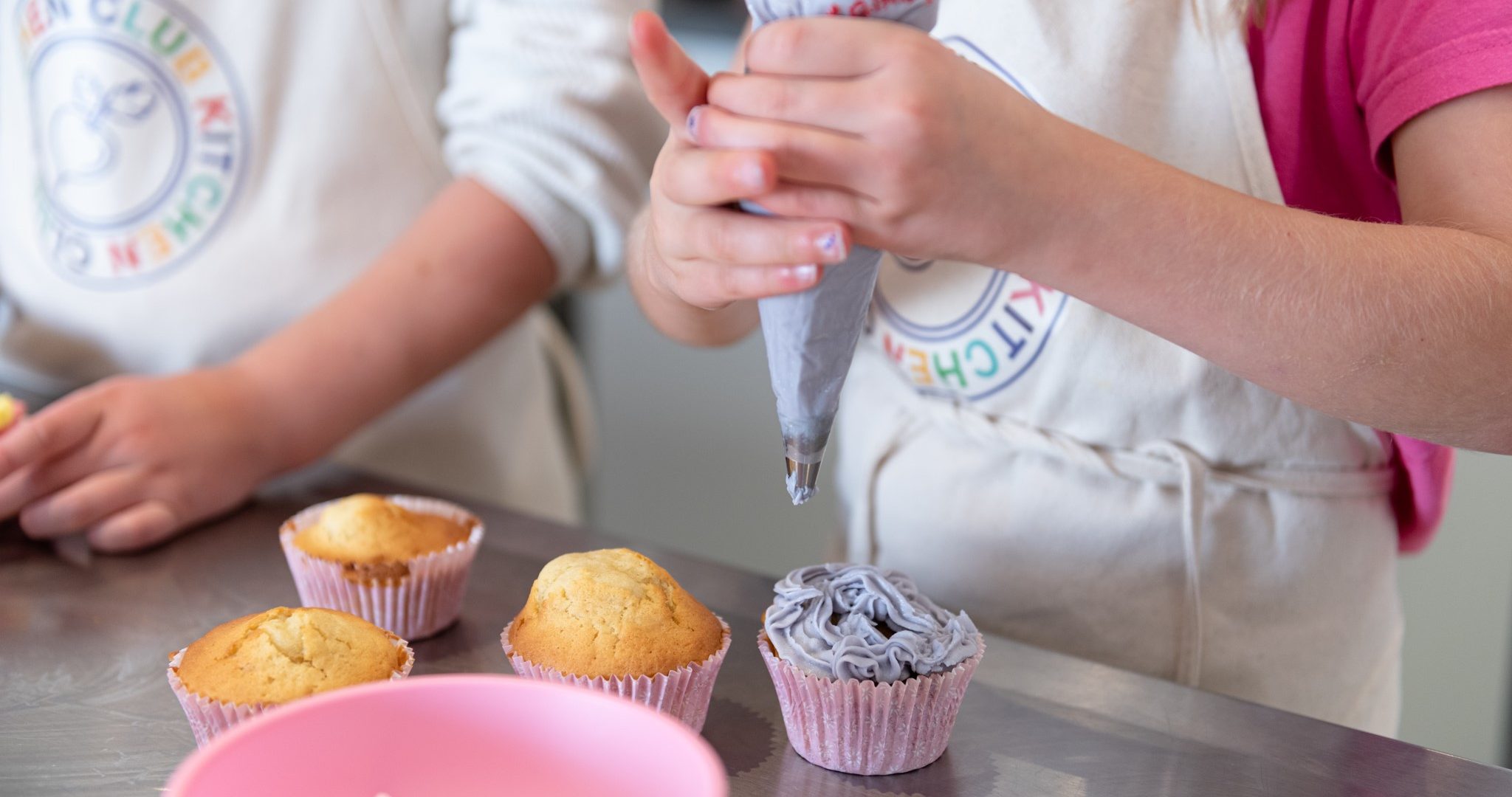 https://www.barnistan.se/wp-content/uploads/2022/11/Bakar_cupcakes-e1668074624676.jpg