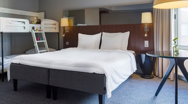 https://www.barnistan.se/wp-content/uploads/2023/02/Familjerum-Radisson-Blu-Arlandia-Hotel_650x-e1676039348460.jpg