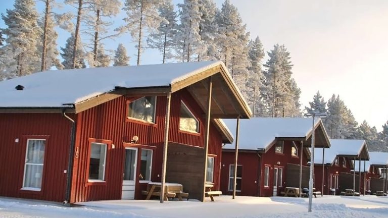 https://www.barnistan.se/wp-content/uploads/2023/02/Weekend_Leksand_stugor.jpg
