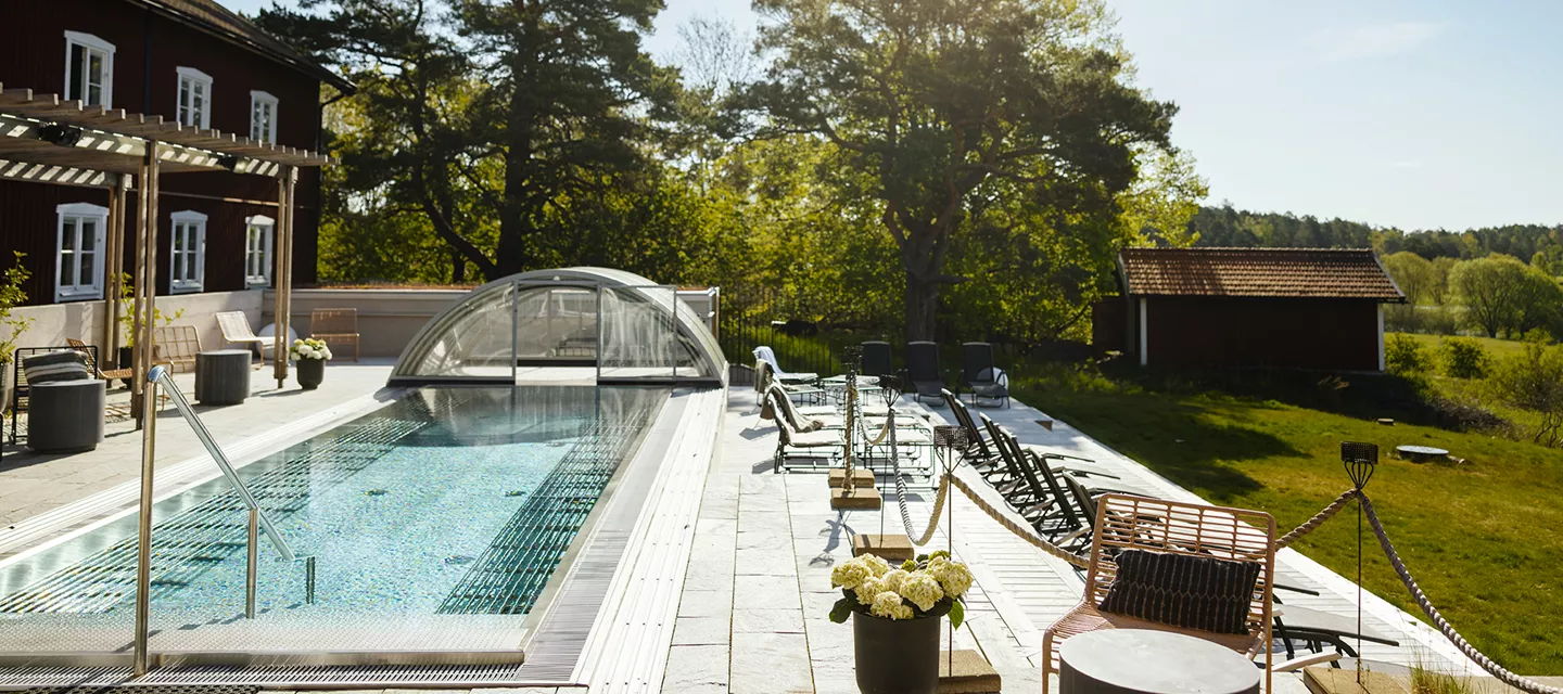 https://www.barnistan.se/wp-content/uploads/2023/03/fagelbrohus-spa-relax-utomhuspool-utsikt-sommar-hannessoderlund.webp