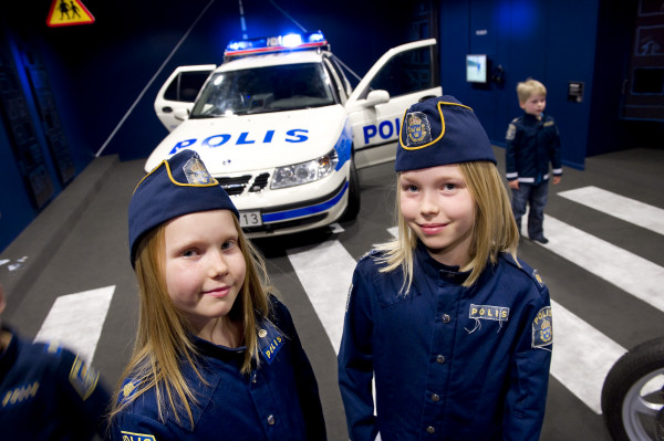 https://www.barnistan.se/wp-content/uploads/2023/04/polis_poliser_polisbil.jpg