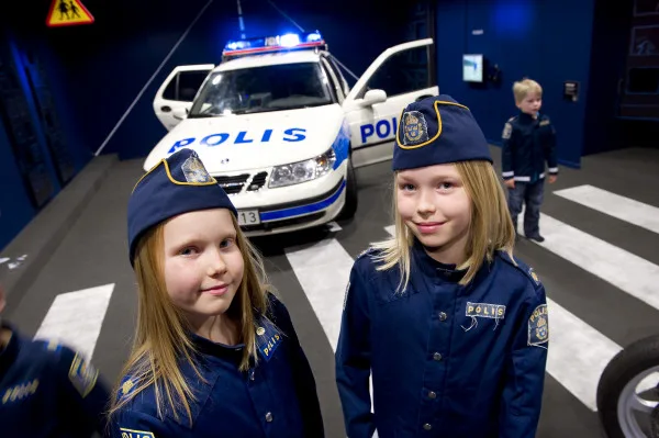 https://www.barnistan.se/wp-content/uploads/2023/04/polis_poliser_polisbil.webp