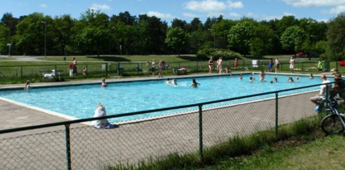 https://www.barnistan.se/wp-content/uploads/2023/05/Pool_utomhuspool_bassang_utomhusbassang_Barn_i_stan-e1685449786463.jpeg
