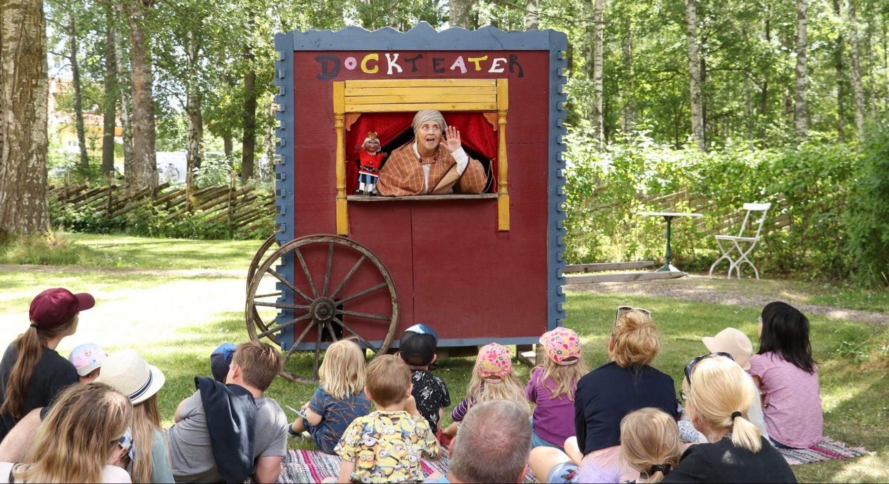 https://www.barnistan.se/wp-content/uploads/2023/06/Dockteater_utomhus-e1685977530831.jpg