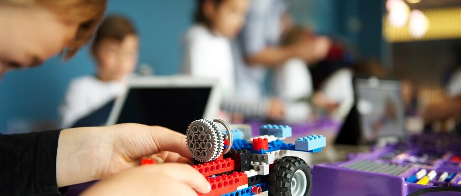 https://www.barnistan.se/wp-content/uploads/2024/05/workshop_lego_young_engineers_bricks_program_flygvapenmuseum_01_puff-940x401-1.jpg