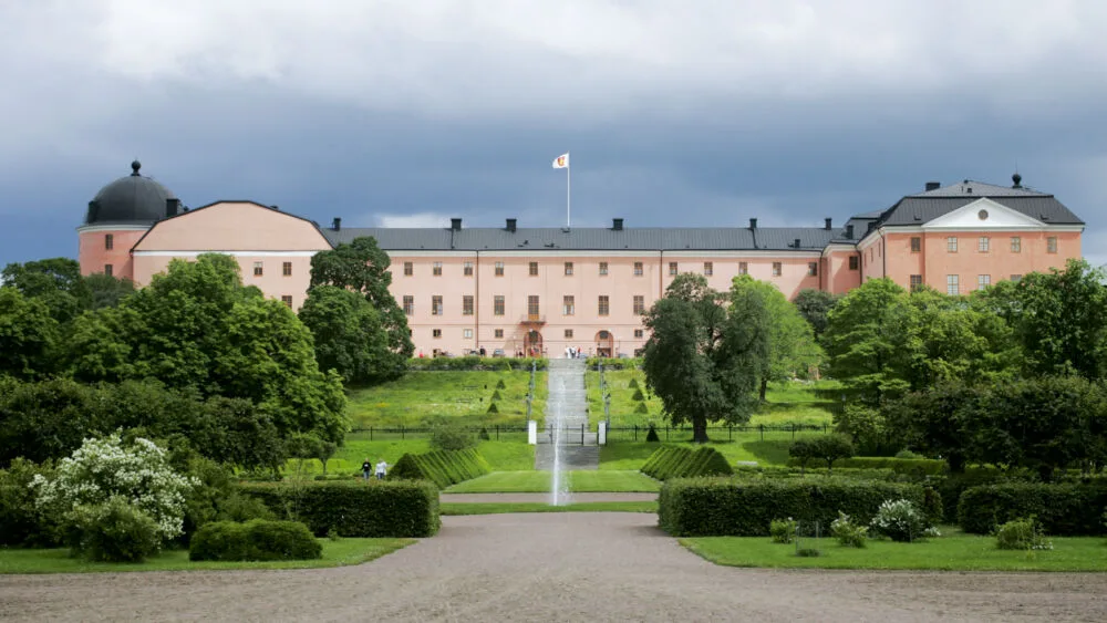 https://www.barnistan.se/wp-content/uploads/2025/11/uppsala-slott-2004-botaniska-tradgarden-1-1000x563-1.webp